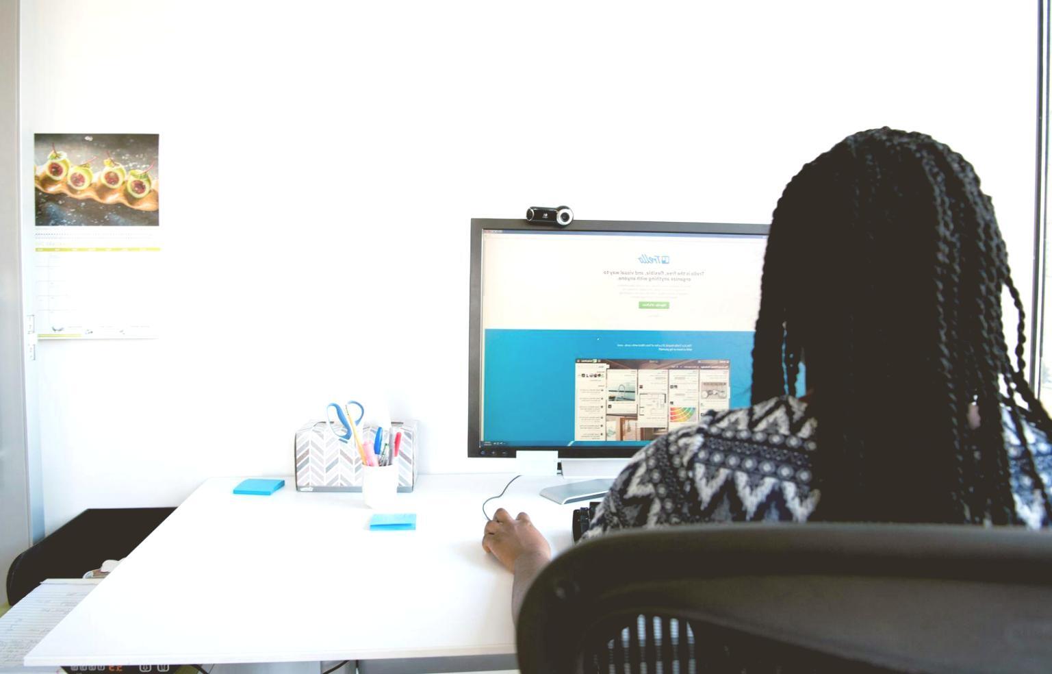 Ambiente di lavoro moderno che rappresenta collaborazione e crescita professionale