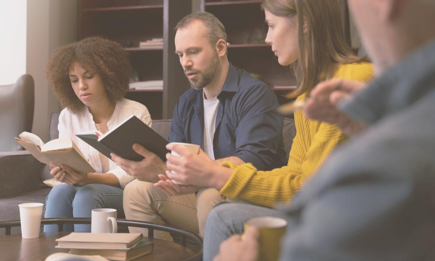 Professionisti che collaborano in un ambiente di apprendimento moderno, condividendo idee e sviluppando competenze di leadership insieme